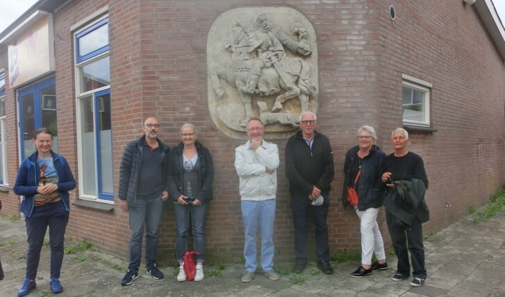 Marleen van Zwienen, meest links,  wandelt woensdag door Laag Dalem