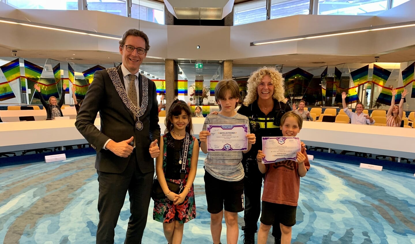 Burgemeester Poppens en kinderburgemeester Bana staan naast winnaar Elliot, tweede prijswinnaar Tom en agente Kim.