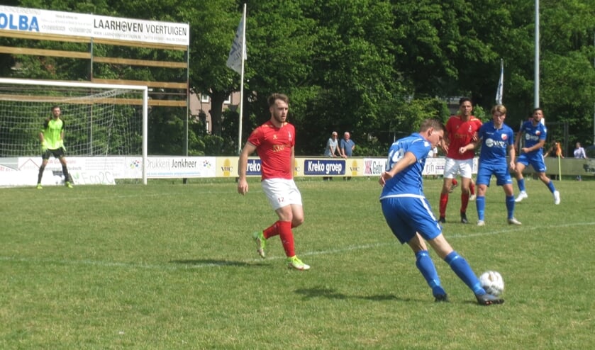 Danny van den Bout brengt de bal voor tegen DFC