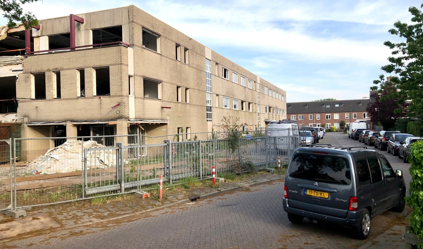 Van binnen is het pand gestript, spoedig wordt met de sloop gestart.