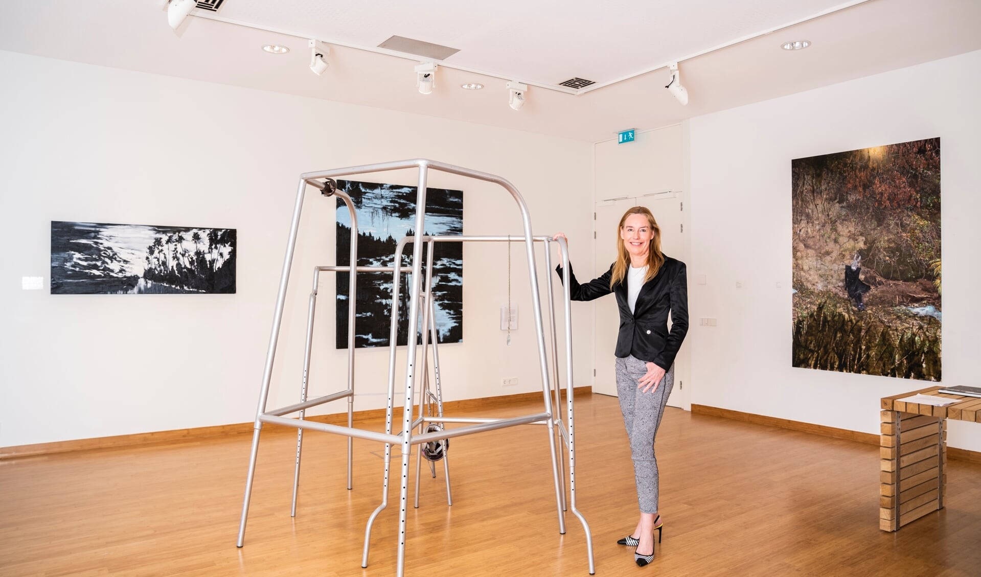 Directeur Margot Welle van Museum Nairac bij het werk Gestelle (looprek) van Man Schneider, een van de kunstwerken van de tentoonstelling Terug naar de Toekomst.