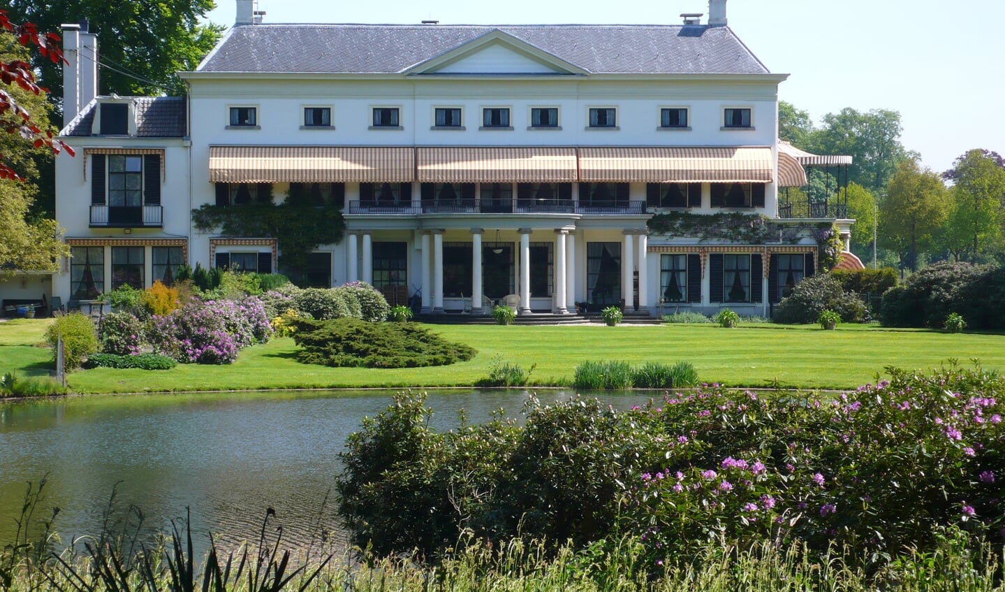 De achterkant van het grote huis van Landgoed Vollenhoven.