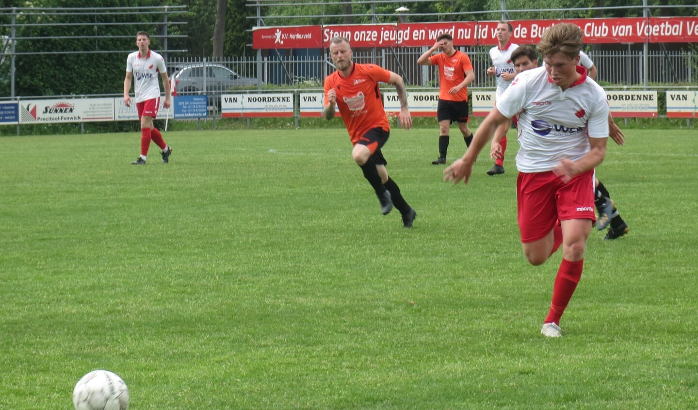 Lex de Gier jaagt op de bal tegen Ameide