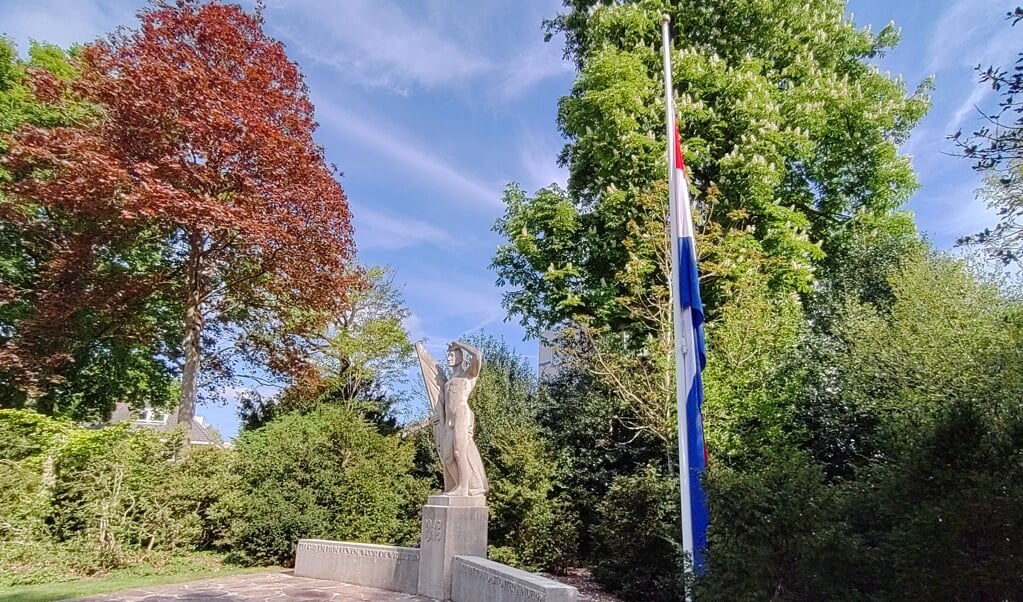 Bij het monument in het Walkartpark worden kransen gelegd ter nagedachtenis aan allen die door oorlogsgeweld om het leven kwamen.