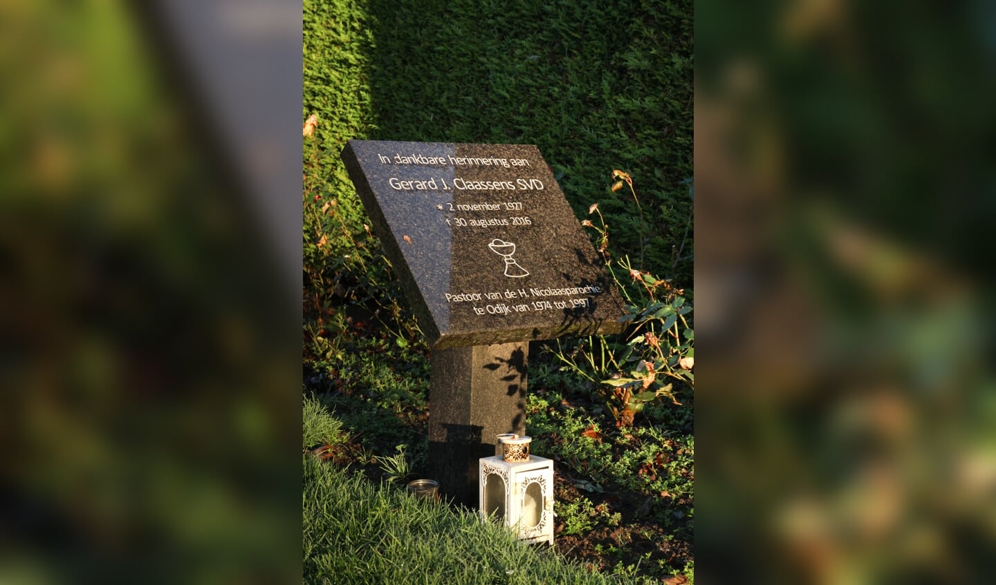 Het monument in de tuin van de H. Nicolaaskerk zoals dat na zijn dood voor Pastoor Gerard Claassens werd opgericht.