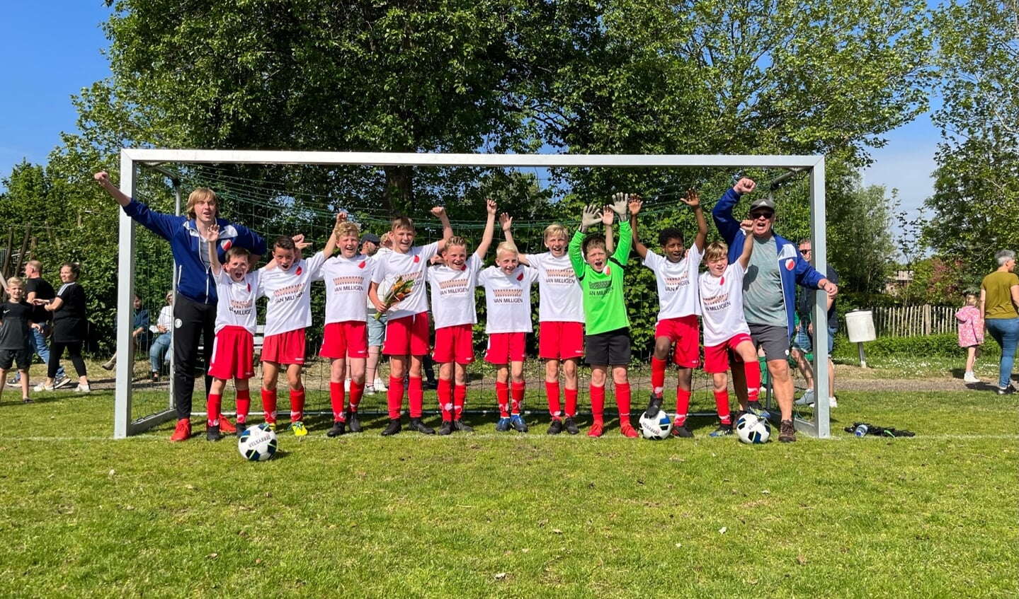 Spelers en begeleiding vv Hardinxveld JO11-1