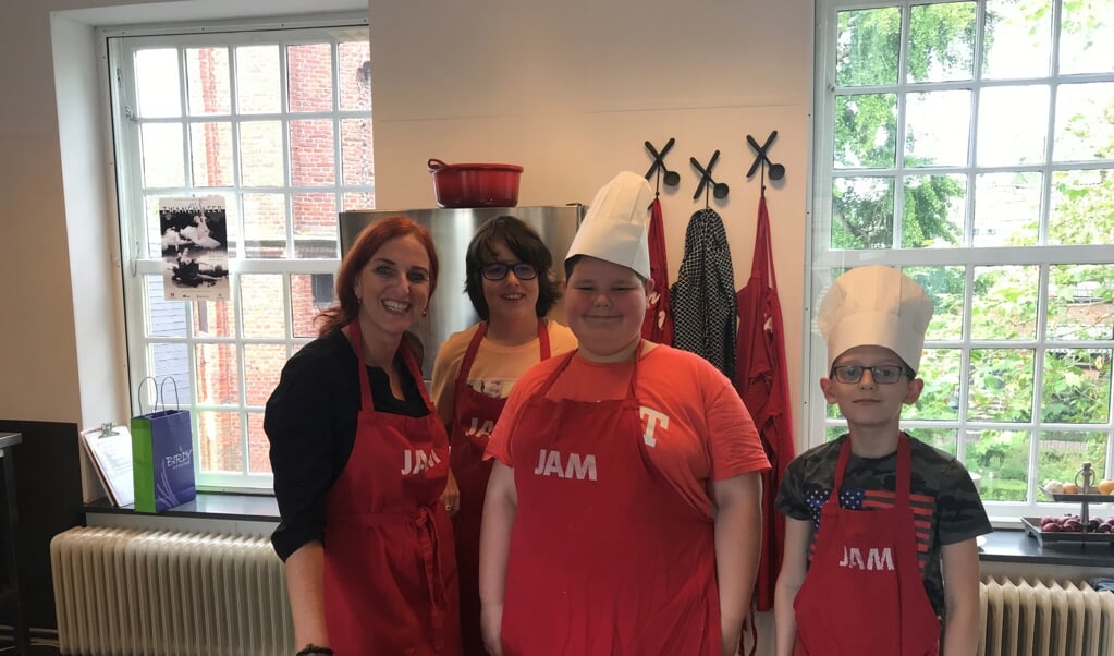 Astrid de Bruin met studenten