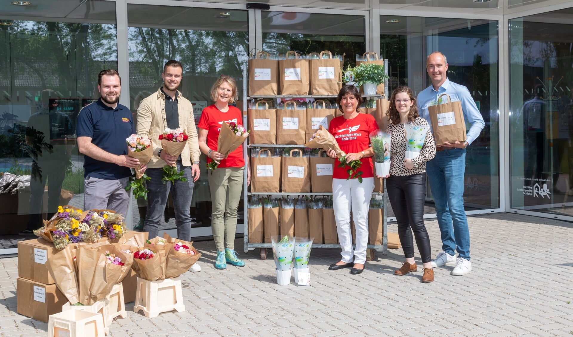 Overhandiging Groene Boost pakketten aan Vluchtelingenwerk. v.l.n.r. Koen Persoon (ANDERS Amstelland), Brent Kaandorp (Parfum Flower Company), Jacinta Guppertz (Vluchtelingenwerk), Marian Eerbeek (Vluchtelingenwerk), Essine Prins (OZ Planten) en Rona