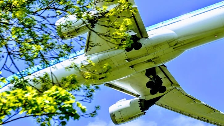 Vliegtuig boven het Amsterdamse Bos. De meetpunten komen in de bebouwde kom van Amstelveen.