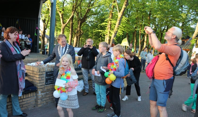 Burgemeester Koos Janssen reikt medailles uit bij het defilé van de eerste Austerlitze avondvierdaagse.