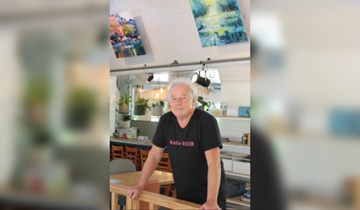 kunstschilder Rijk Roor in de zojuist ingerichte Oranjezaal van Theehuis Rhijnauwen.