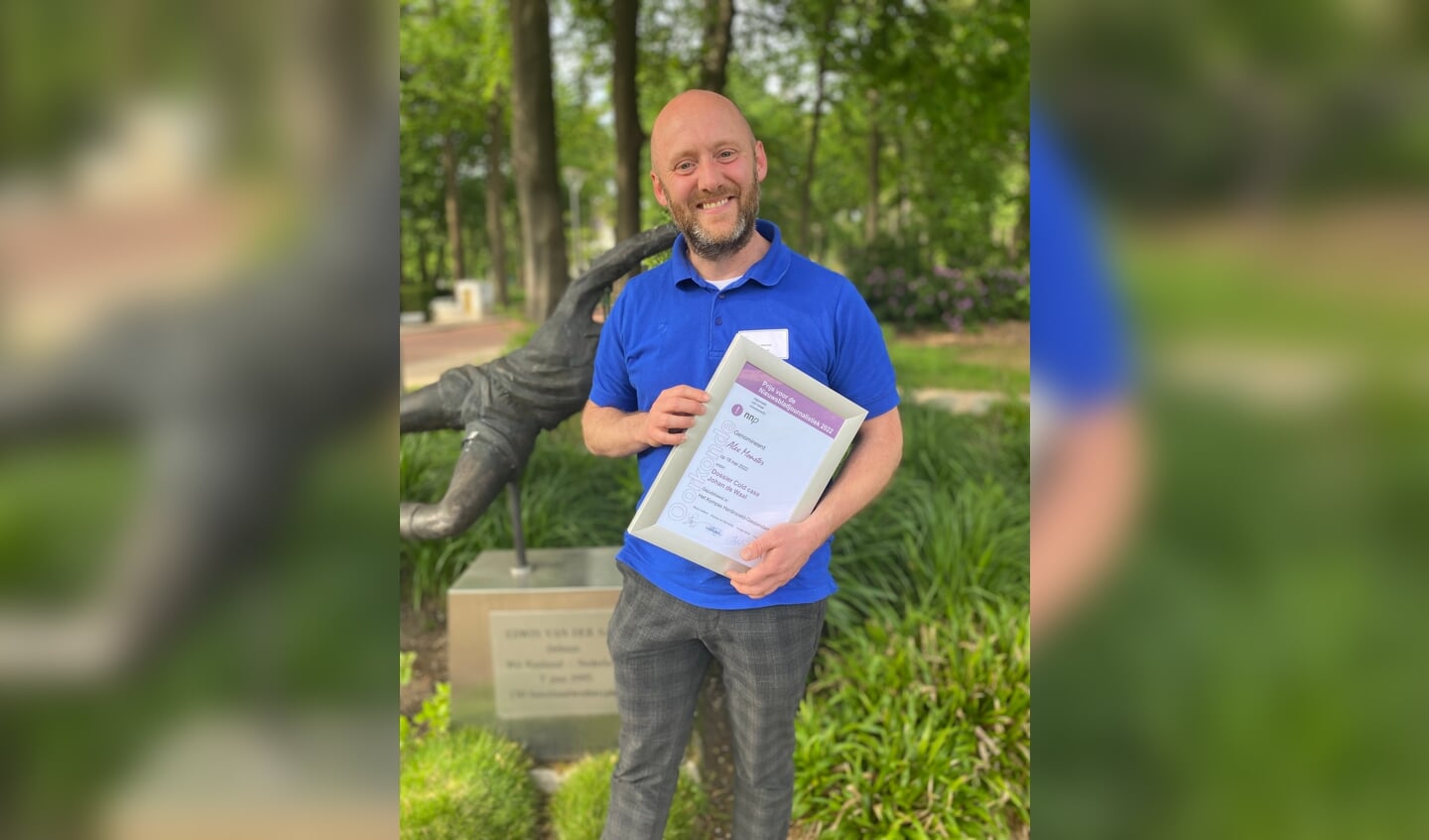Journalist Alex Monster met zijn nominatie voor de NNP-prijs voor dossier coldcase Johan de Waal