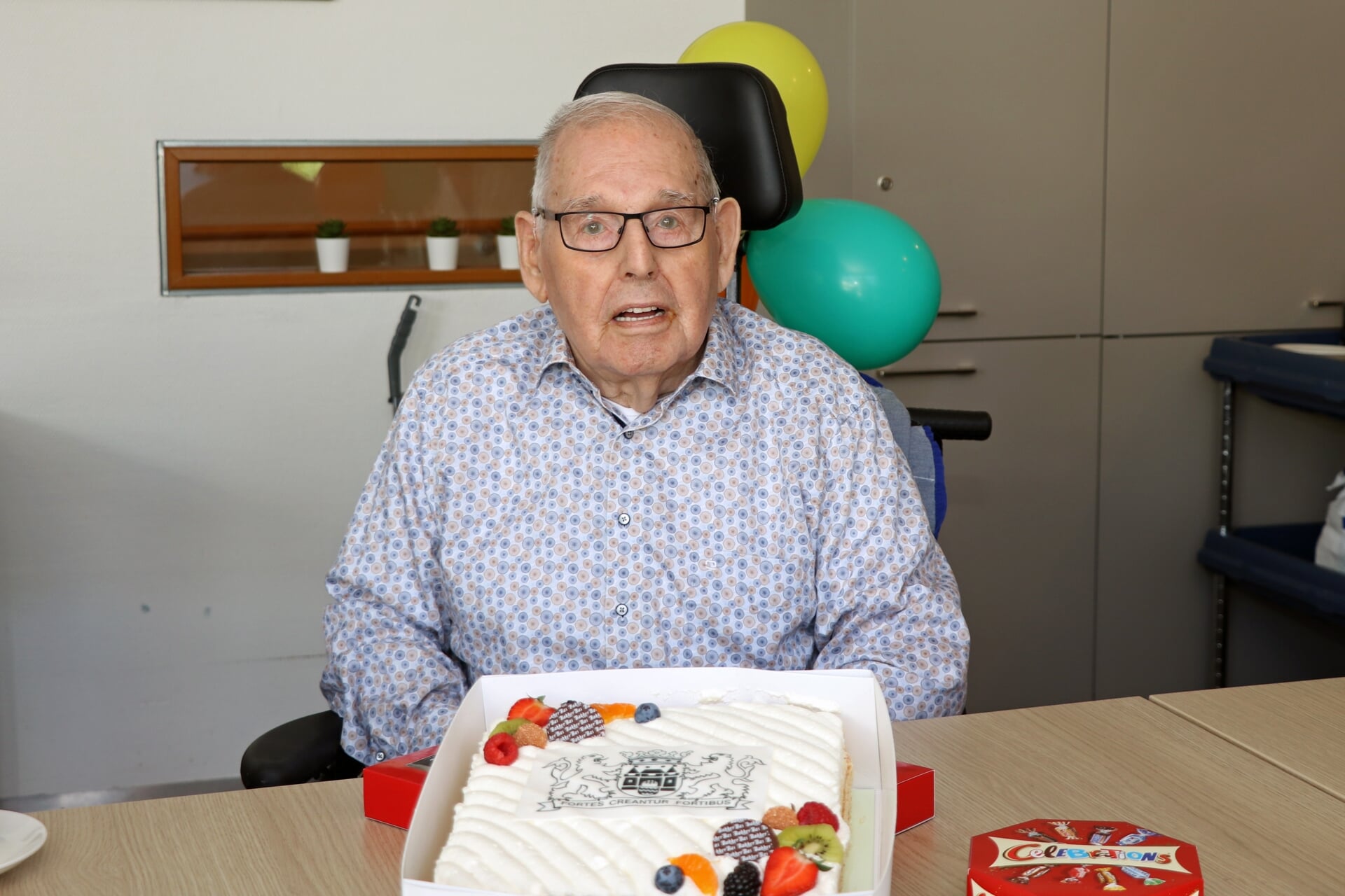De gemeente trakteerde de 101-jarige Frans op taart