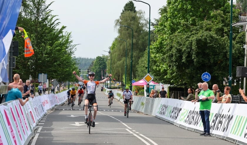 Peter van Dijk wint met grote overmacht het NK wielrennen voor raadsleden.