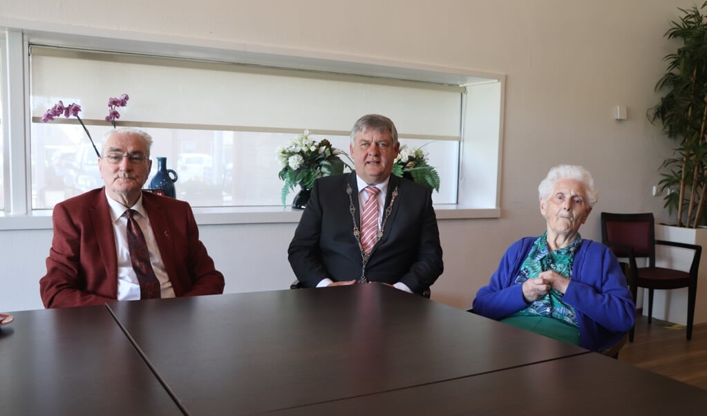 Burgemeester Lambooij bezocht het bruidspaar Klaassen, omdat zij hun 65-jarig huwelijksjubileum vierden.