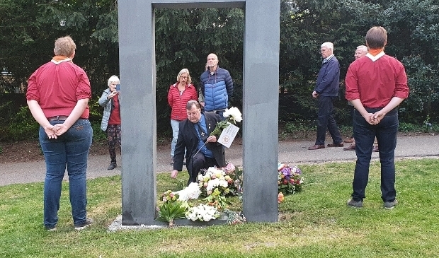 De Katholieke oud-Directeur van I-WO-II en BJTWSN Anne Louis Cammenga legt tijdens Dodenherdenking op 4 mei bloemen neer bij het Joods Monument in het Walkartpark in Zeist.