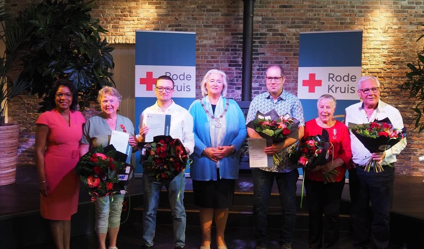 v.l.n.r. Myrugia Cijntje-Daal, Yvonne Sackers, Chris de Meijer, Burgemeester Marianne Schuurmans, Richard Ruijmgaart, Helen Lubberink, Jos Weisscher.