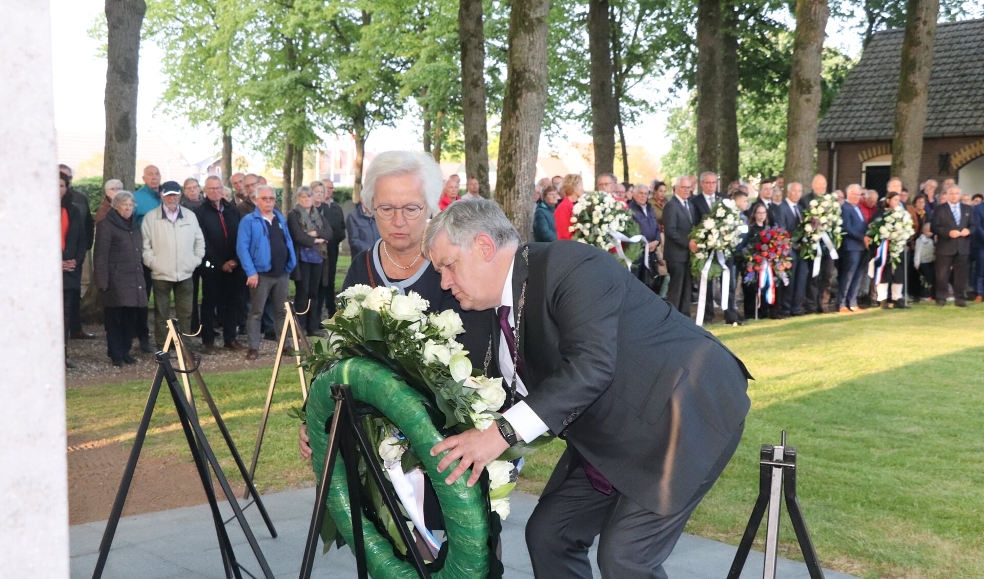 Burgemeester Lambooij legt samen met zijn echtgenote de eerste krans bij het monument op de Oude Algemene Begraafplaats.