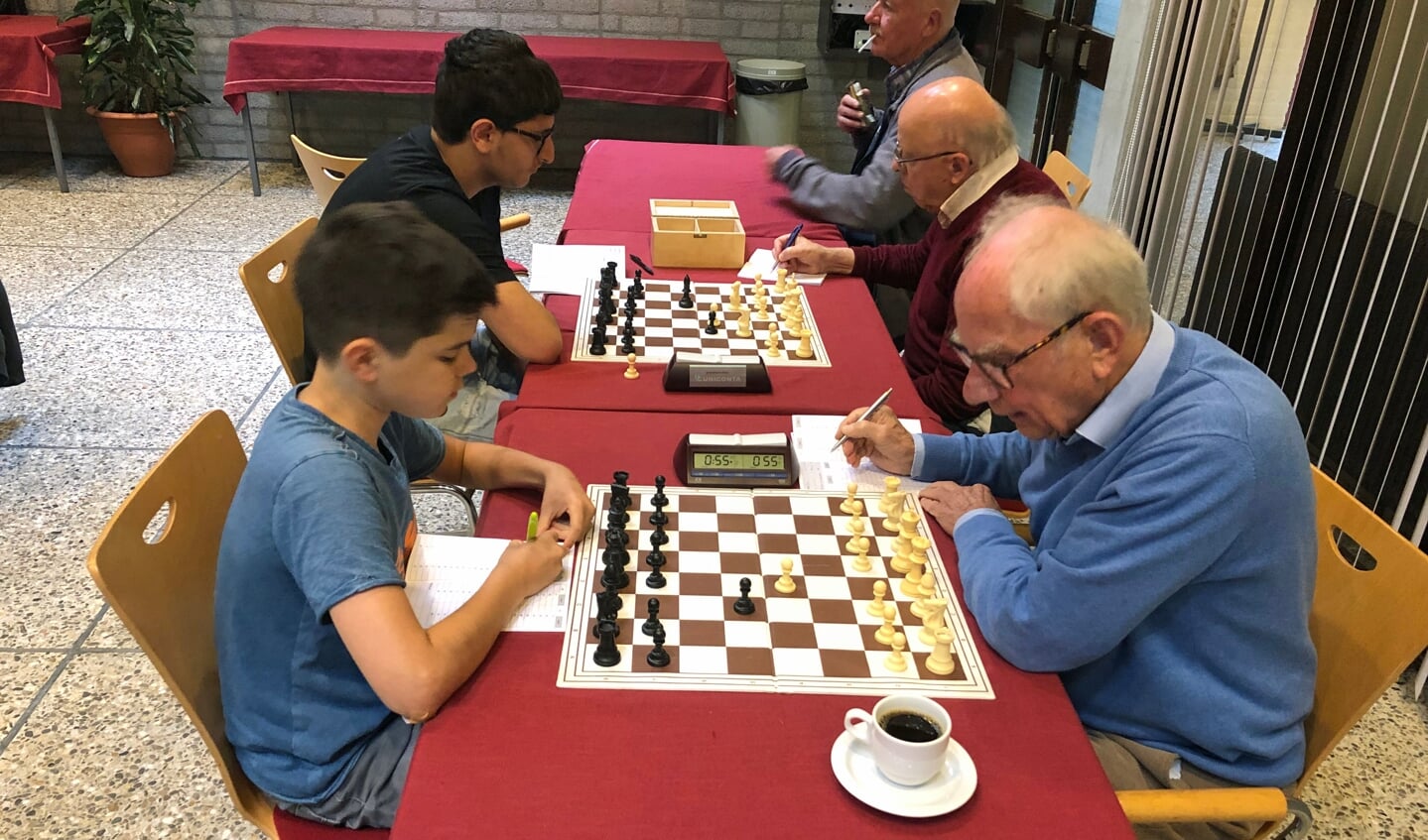 De jongste schaker, Koen van Wijngaarden links, versloeg routinier Kees van der Dussen. 