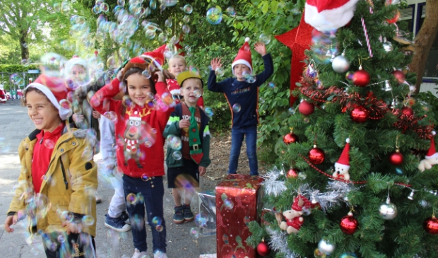 Dansend tussen de kerstbomen en de zeepbellen op het schoolplein.