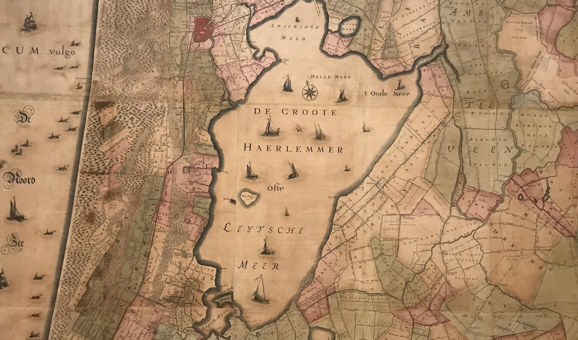 Een kaart uit 1687 van het gebied waar nu 160.000 mensen wonen, en vol ligt met snelwegen, nieuwbouwwijken, kantorenparken, boerderijen en een enorme luchthaven. 