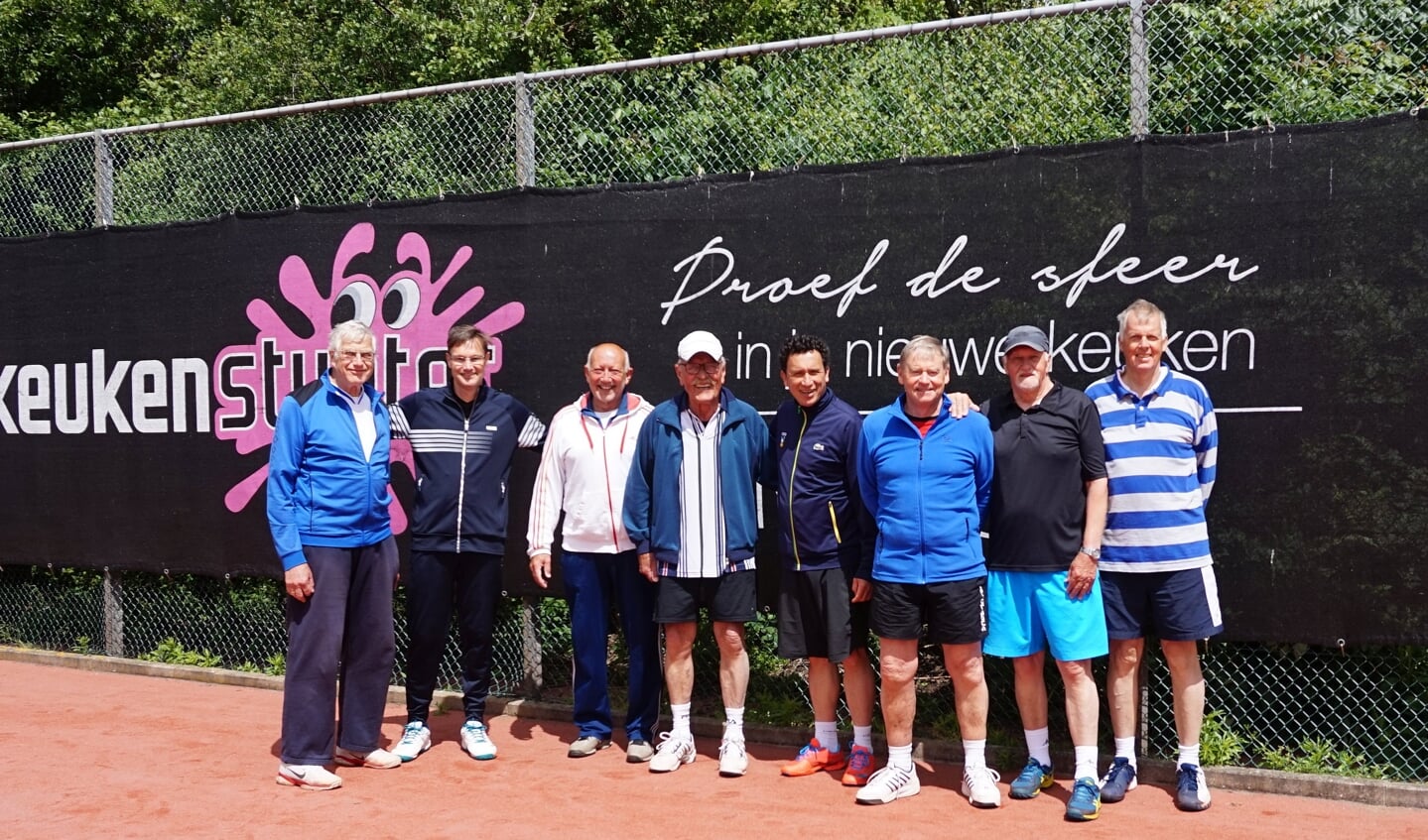 Zwaanshoek 1 met vlnr. Cor de Raadt, Ruud de Graaff, Rinus Bazuin, Jan Aris Saal, Jeroen Tan, Ton van Brussel, Paul Melkert en Bert Herlaar.