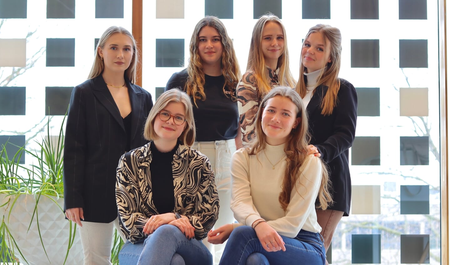 Van links naar rechts: Julia de Lijster, Jasmijn Apte, Roos Veling, Nora Nuis, Tessa Kelderman, Laura Kaai