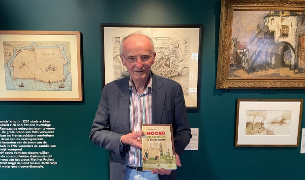 Historicus Liek Mulder (79) in het Stadsmuseum met zijn nieuwe boek 'Moordbranders in de republiek', zijn 47ste uitgave. (Foto: Marco Jansen)