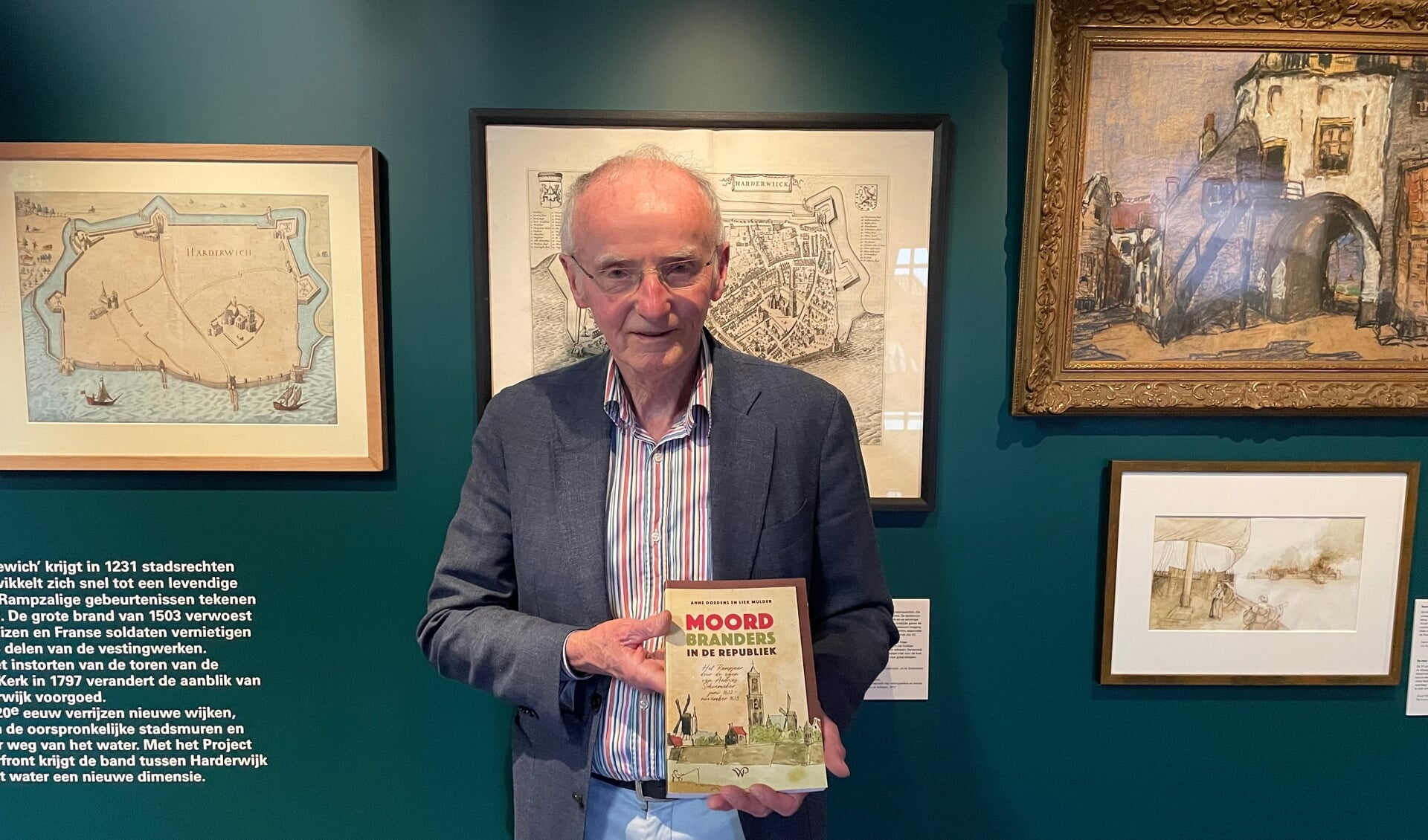 Historicus Liek Mulder (79) in het Stadsmuseum met zijn nieuwe boek 'Moordbranders in de republiek', zijn 47ste uitgave. (Foto: Marco Jansen)