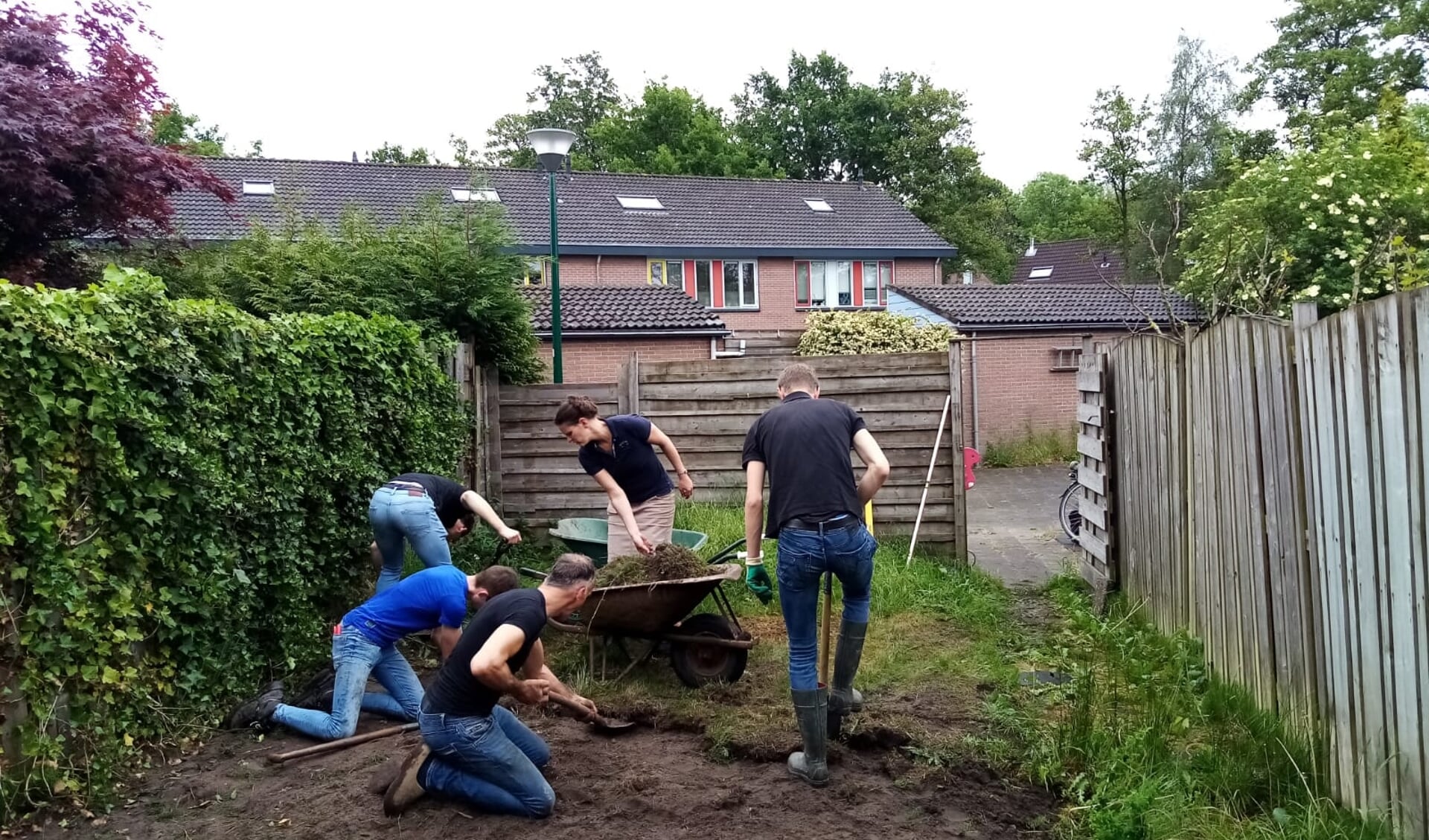 leerlingen maken een tuin leefbaar