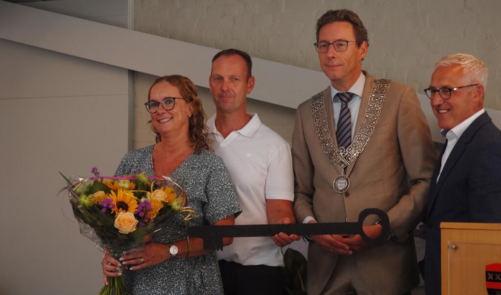 Brenda en Hans Pappot ontvingen als beheerdersechtpaar van het Noorddamcentrum tijdens de openingsceremonie symbolisch een grote sleutel van burgemeester Poppens en Rob van den Helder, voorzitter van het Bewonersplatform Bovenkerk.