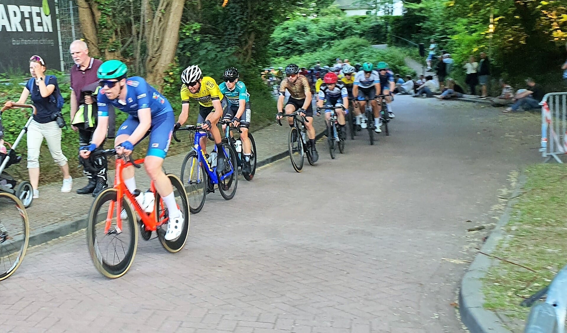 Wageninger Bouke Gerritsma (groene helm) genoot van zijn thuiswedstrijd en de aanmoedigingen van zijn familie aan de Veerweg.