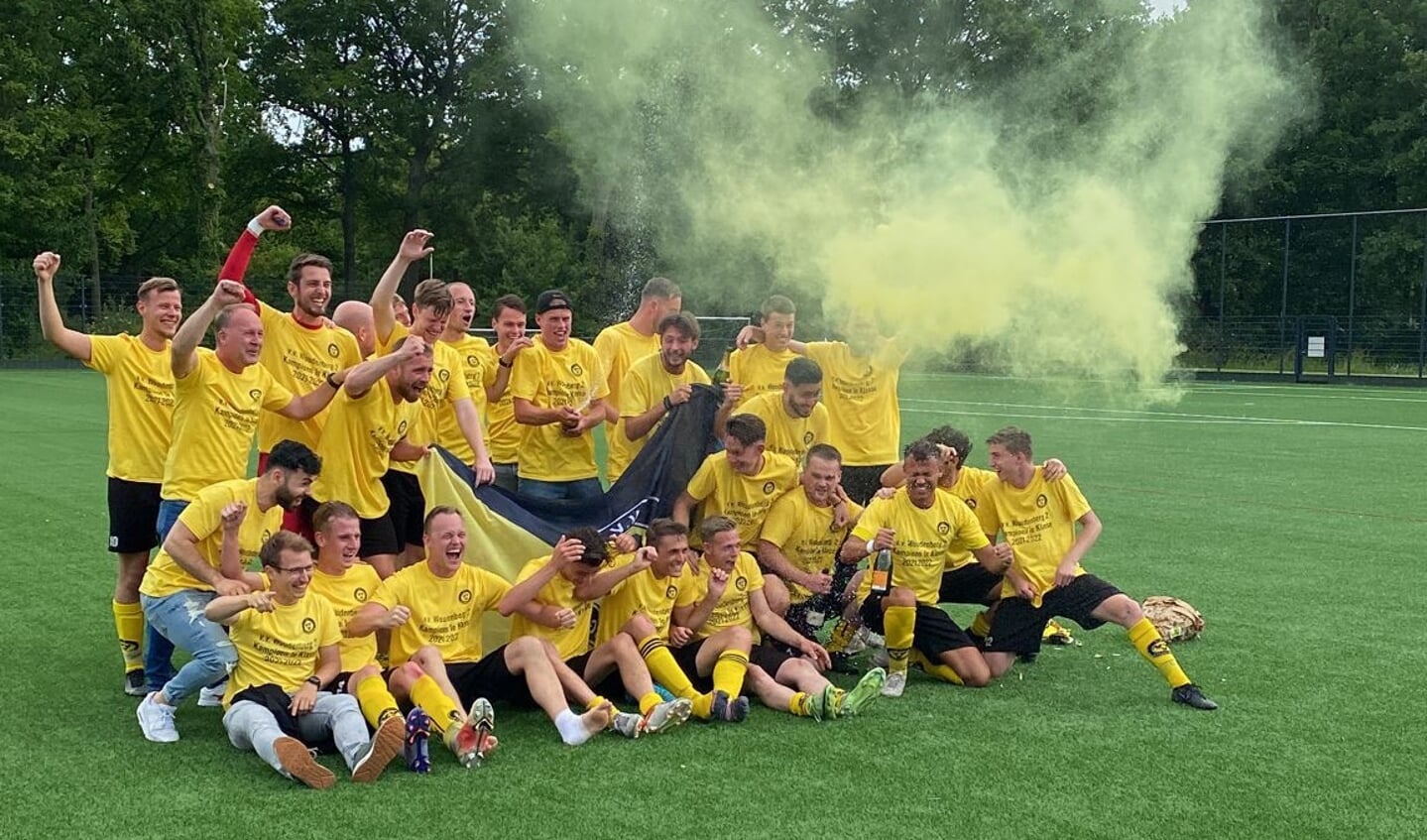 De kampioenen van vv Woudenberg. Het tweede elftal promoveert nar de reserve hoofdklasse.