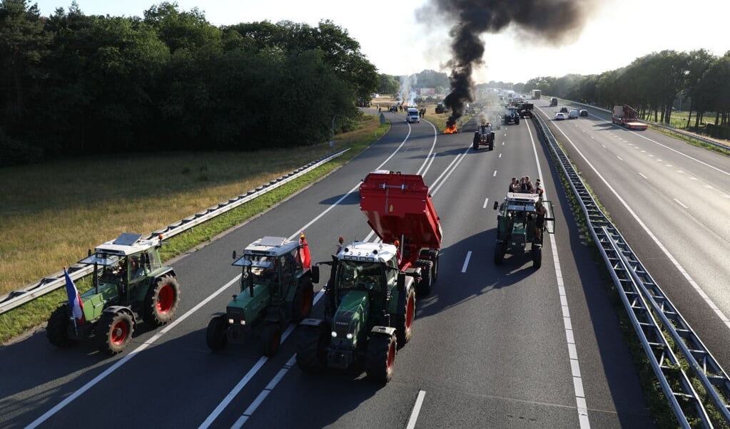 Het boerenprotest op dinsdagavond 28 juni begon bij en op de snelweg A1 bij Stroe.