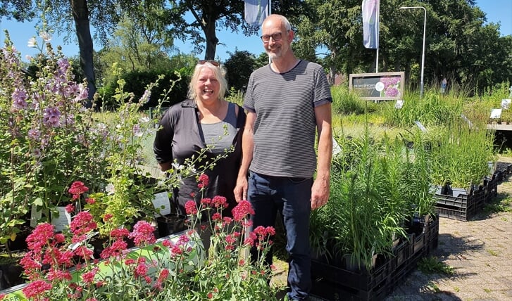 Jacqueline Moors en Piet Verwoert van Tuincentrum 'De Driesprong' te midden van hun passie: 'de tuinplanten'.