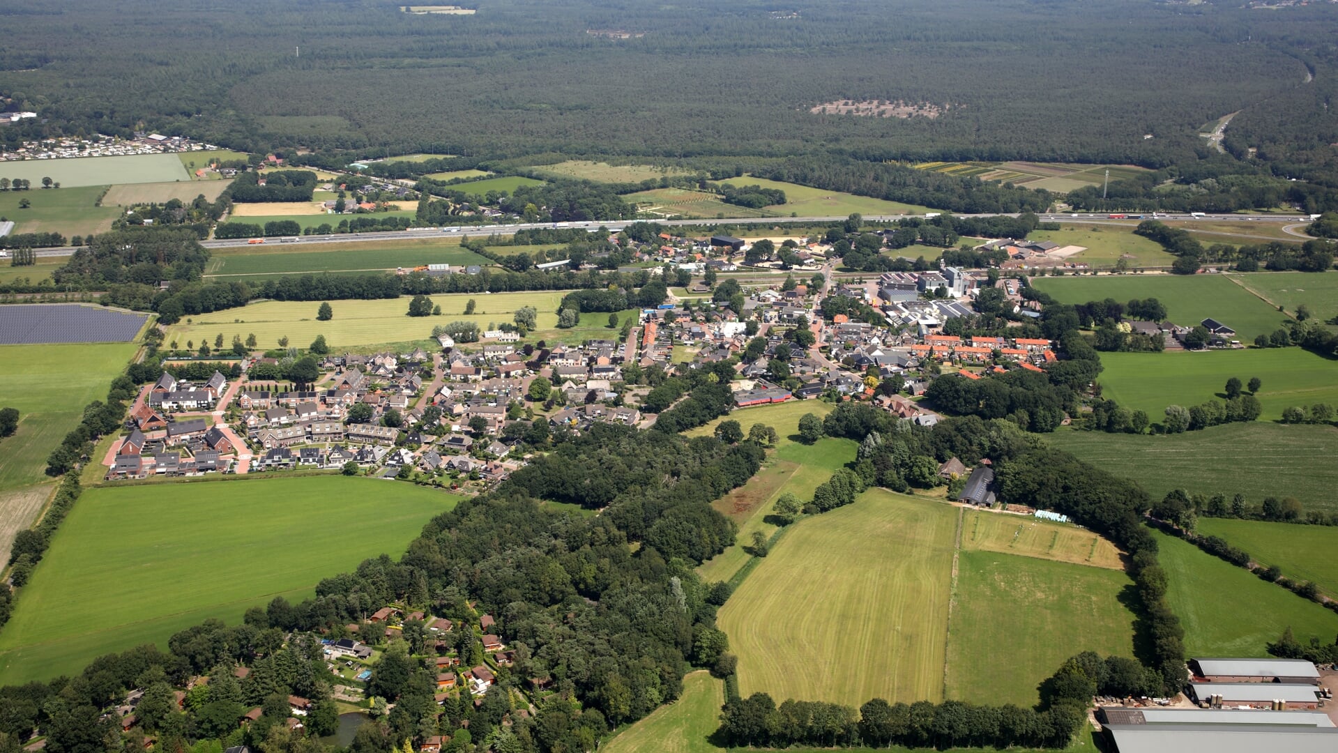 Het buitengebied van Stroe met op de achtergrond de Veluwe.