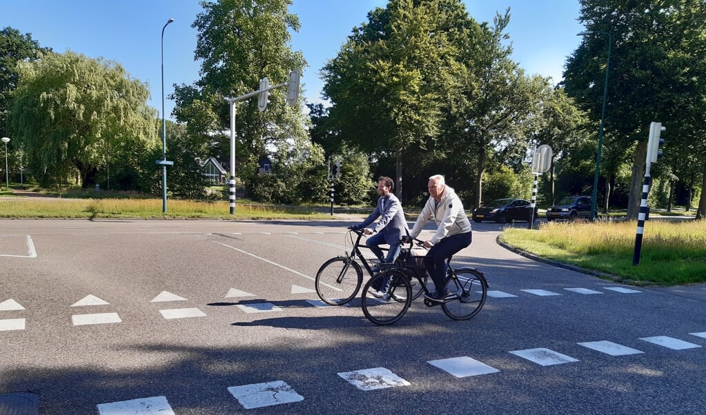 Wethouder Vos en Gedeputeerde Schaddelee hebben dankzij de app groen licht bij het oversteken van deze kruising in Leusden.