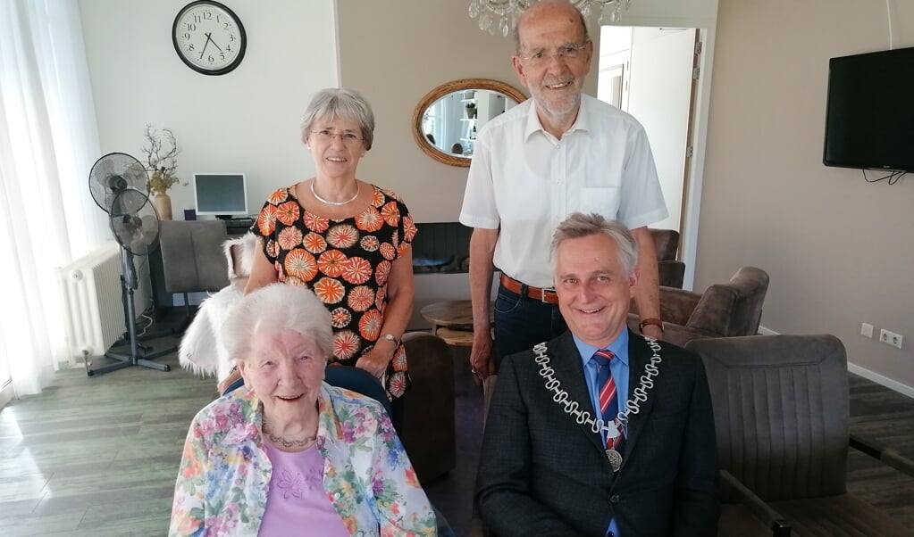De 100-jarige Bets Elferink met burgemeester Rob Metz en haar vrienden Jan en Rita Roest. ,,Ik ben nog lang niet levensmoe."