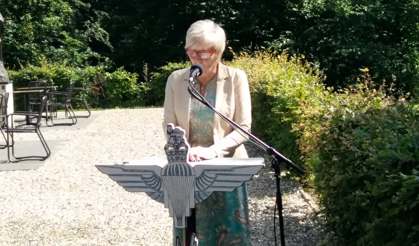 Burgemeester Agnes Schaap in de 'achtertuin' van het Airborne Museum.