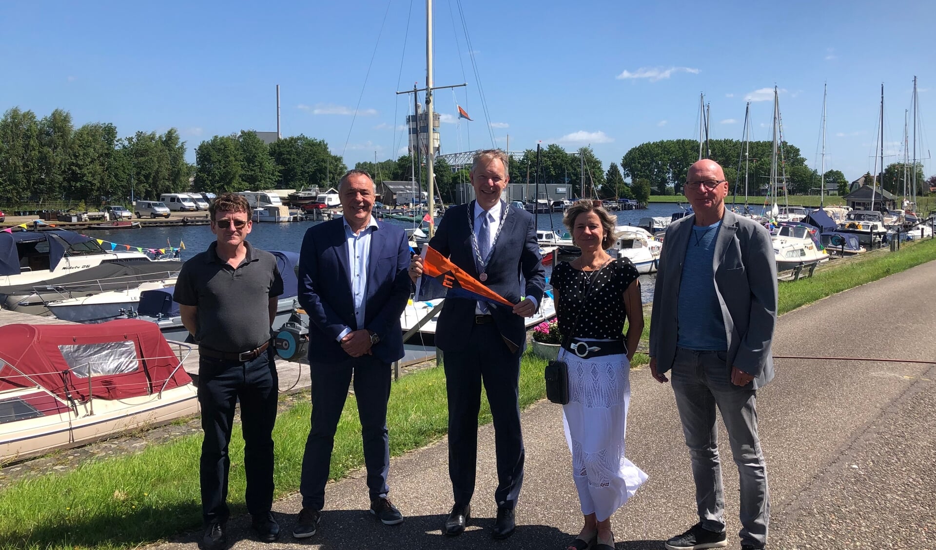 WSV Eemlandleden: Marco Craanen, Cees Halling, Sandra Verwoerd en Ton Hurks (vlnr) met burgemeester Röell in hun midden.