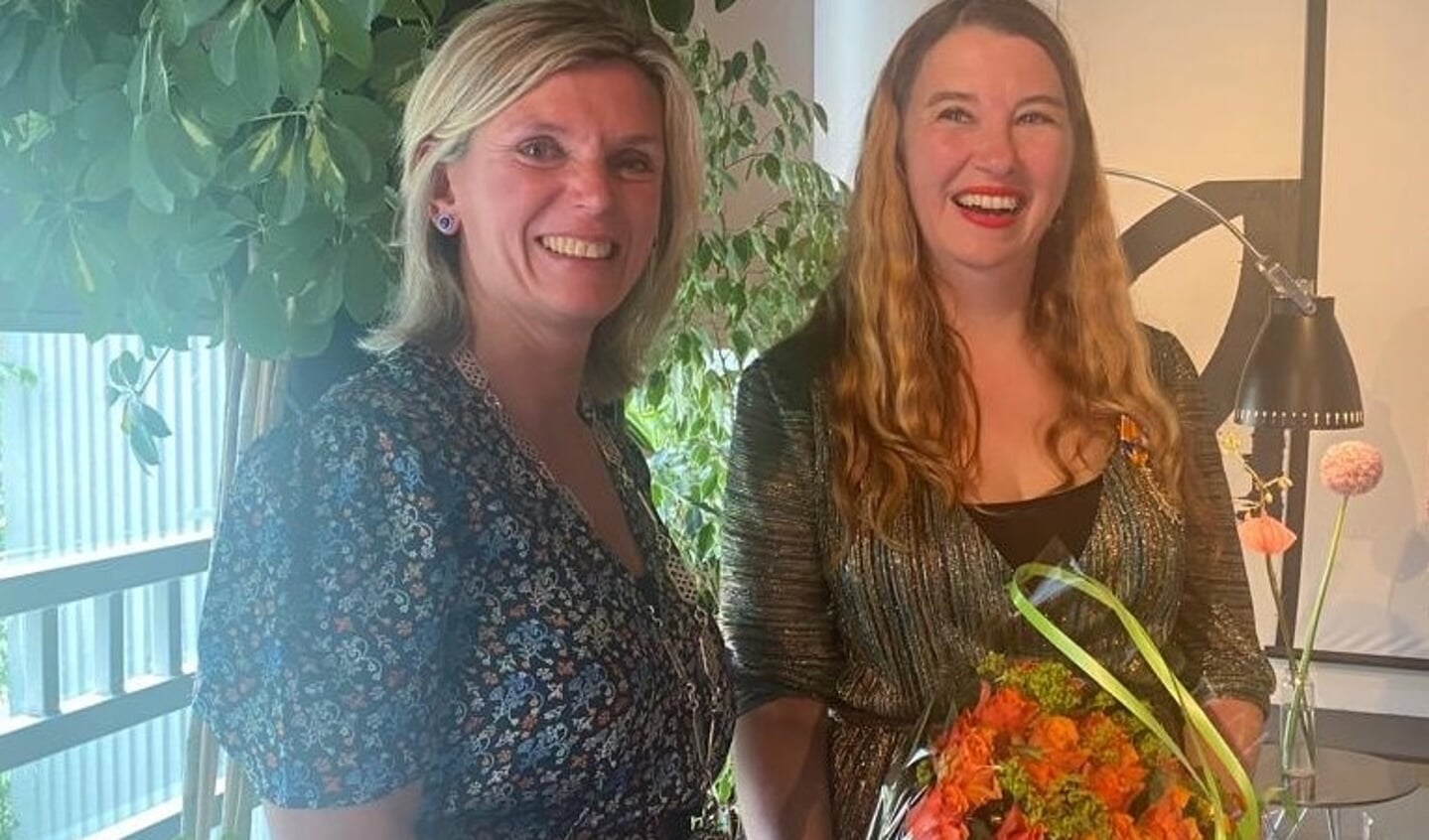 Burgemeester Joyce Langenacker en decoranda Ann Demeester.