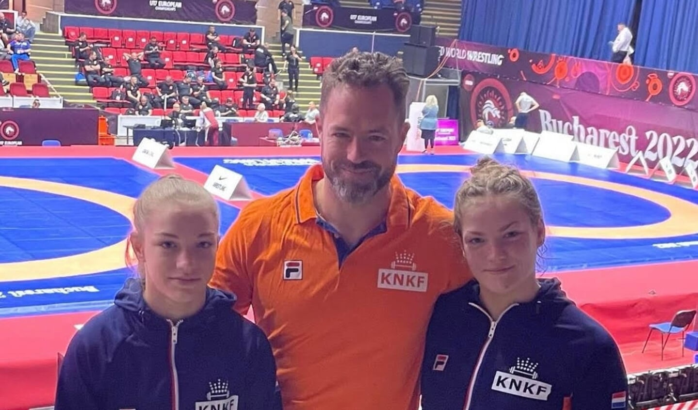 Csilla van Os (l.), Léon van Os (vader en coach) en Réka van Os