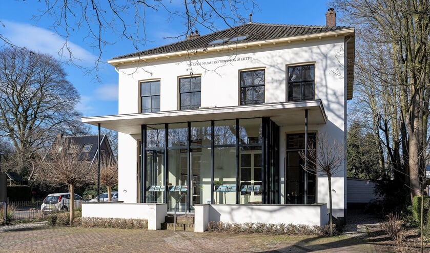 Het statige bedrijfspand op de hoek van de Dorpsstraat en de NIeuweweg in Renkum.