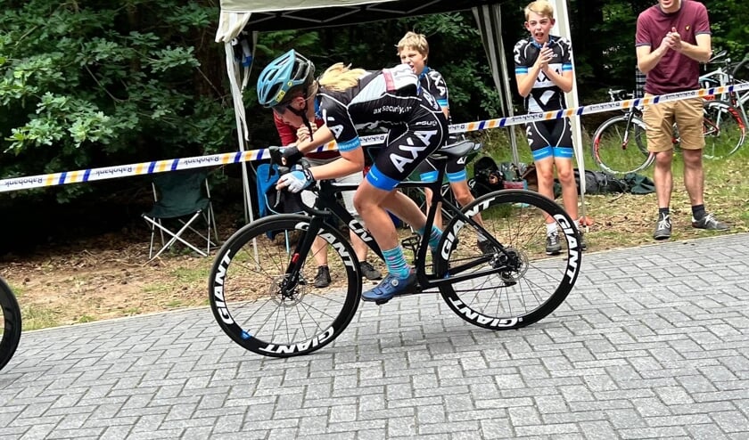 Suze van der Ende, aangemoedigd door Timo en Marcus