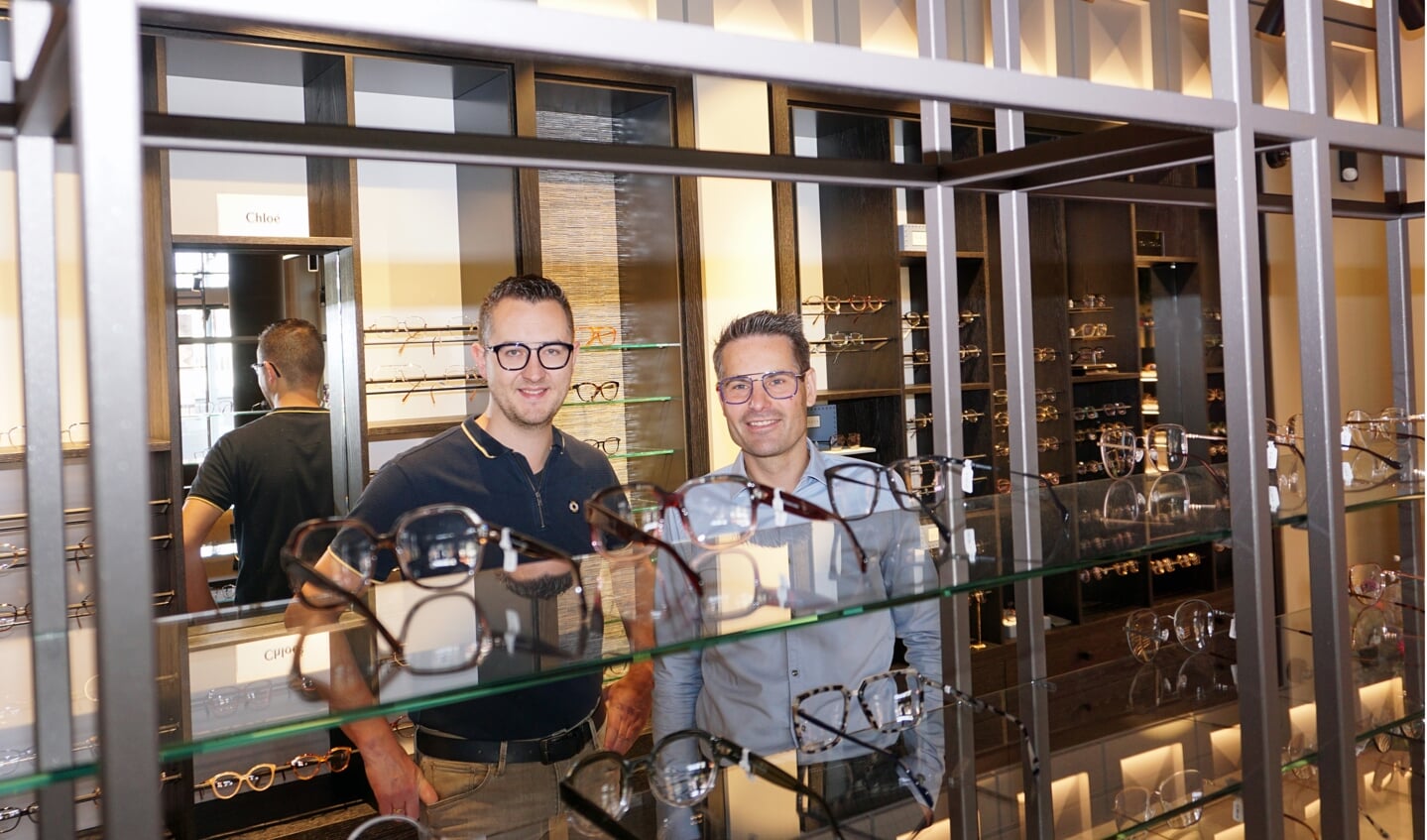 Ary Polder en Camille Mentink hebben afgelopen week Konings Opticien & Optometrist na een verhuizing aan de Brouwersgracht 150 geopend.