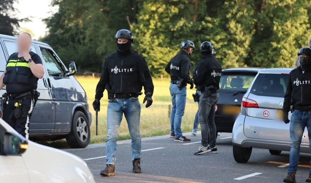 Leden van een arrestatieteam bij het boerenprotest in Kootwijkerbroek.