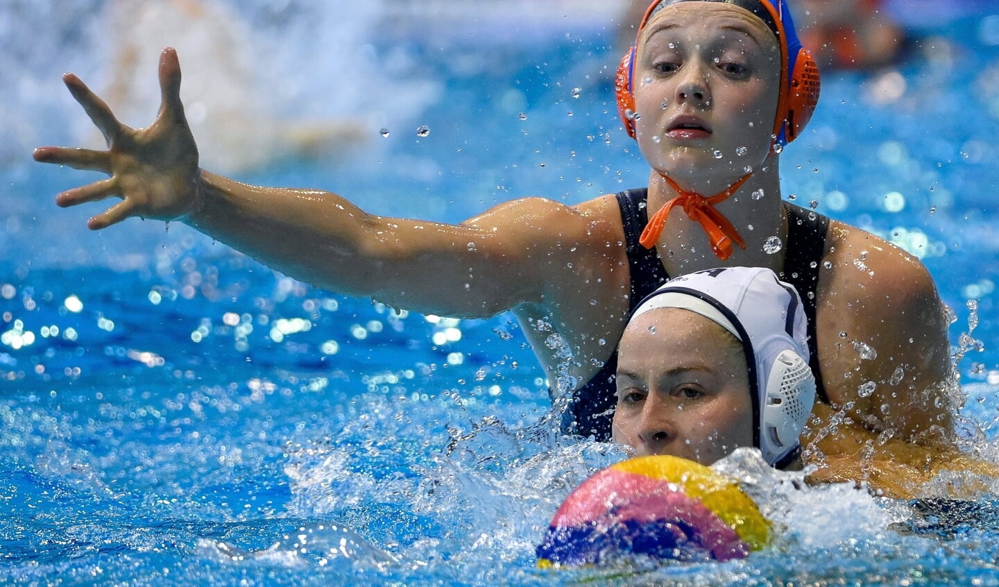 Lola Moolhuijzen (achter) eerder op het WK in actie tegen de VS.