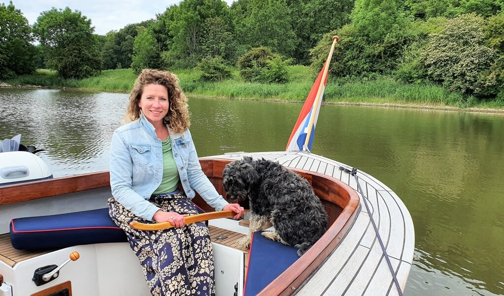 Leonie Braskamp wil het beste uit mensen halen. Haar motto: 'Word wie je bent, leer varen op je eigen talent'. Gesprekken voert ze vaak op haar eigen boot.