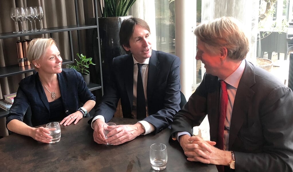 Wethouders Floor Gordon en Herbert Raat tijdens een ontmoeting met Schiphol-topman Dick Benschop (rechts).
