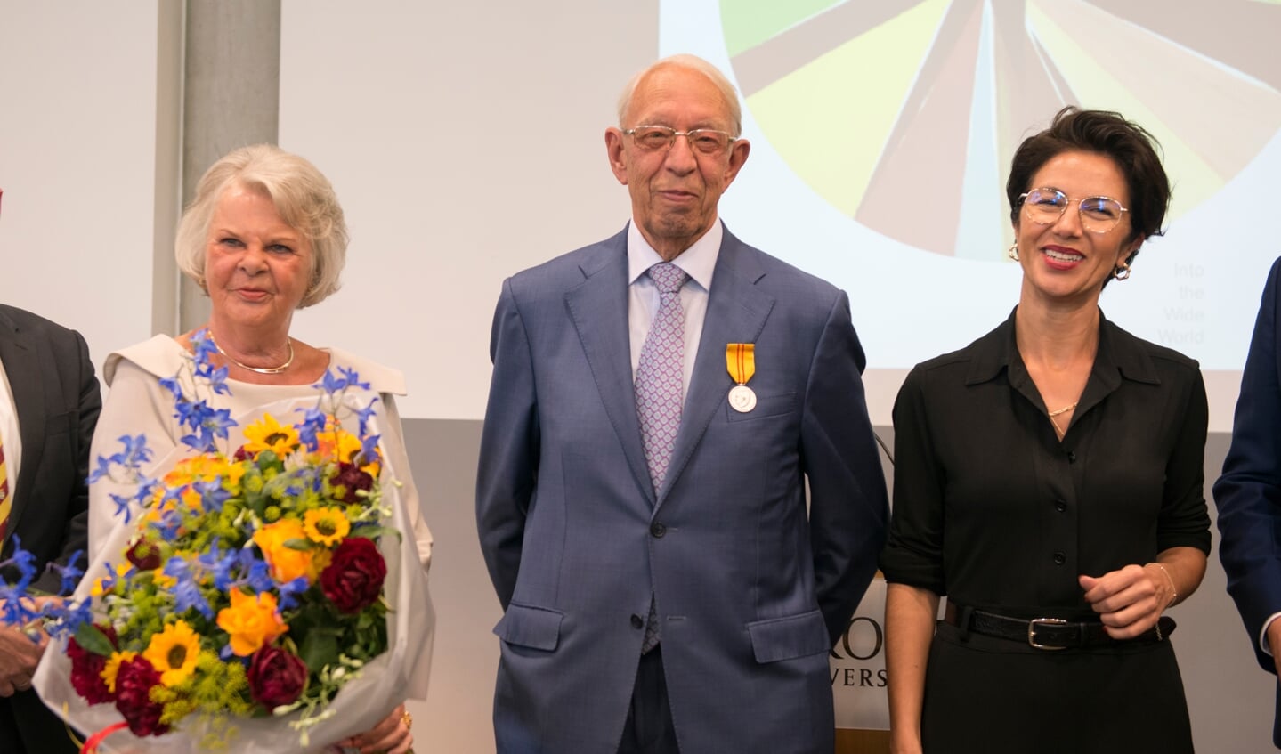 Victoria de Heus-Zomer en Henk de Heus met staatssecretaris Gunay Uslu.